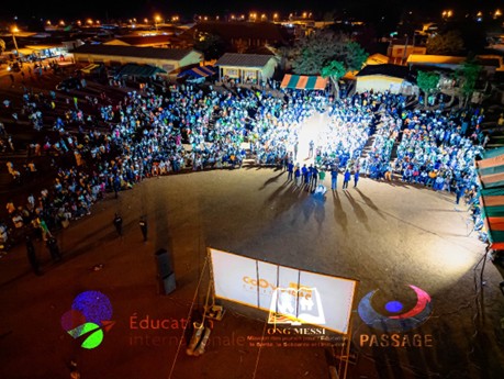 Rassemblement de la communauté pour la projection d'un film